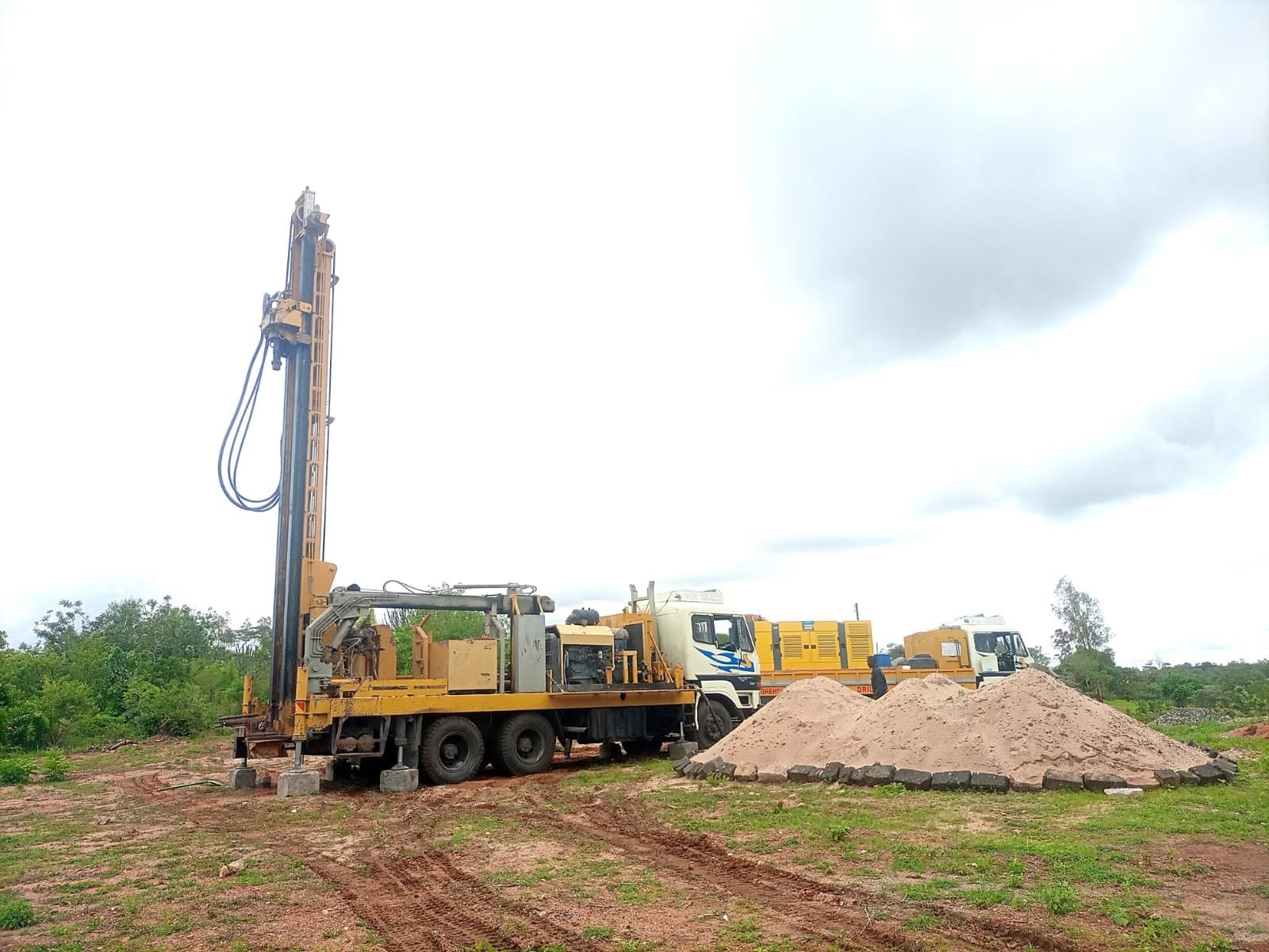 Self-loading percussion drilling rig